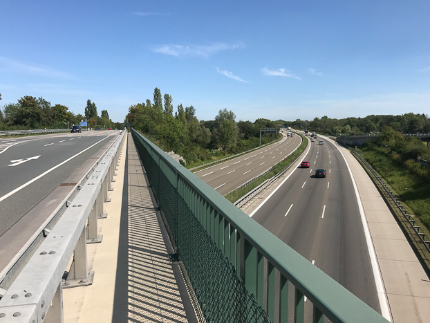 auf der Brücke alte B11 über die sie ersetzende A92 vor Freising